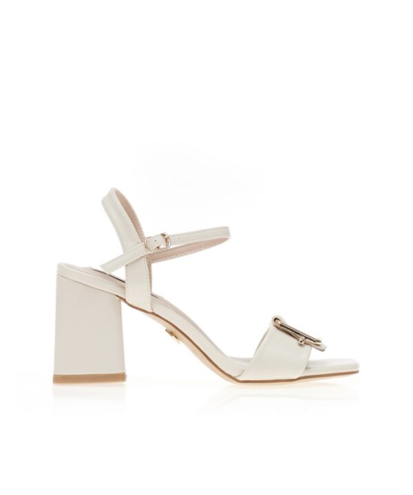 Alternative view of Πέδιλα εκρού δερματίνη με διακοσμητική αγκράφα και τετράγωνο τελείωμα