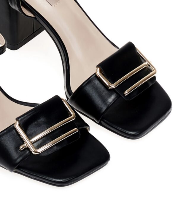 Πέδιλα μαύρα δερματίνη με διακοσμητική αγκράφα και τετράγωνο τελείωμα