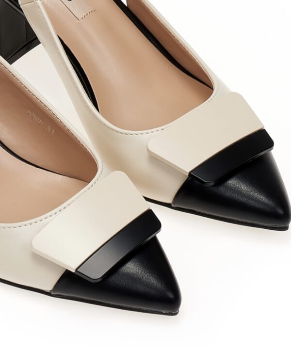 Γόβες mules μπεζ δερματίνη με αγκράφα και μαύρες λεπτομέρειες