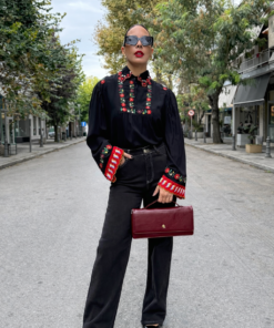 Μαύρο πουκάμισο με κεντημένες λεπτομέρειες